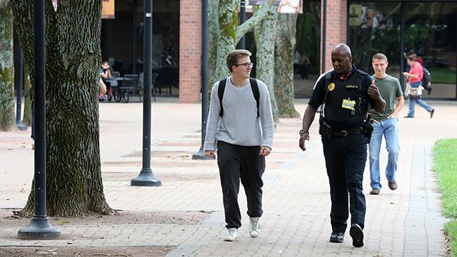 赌钱app可以微信提现 police officer chatting a student in Fountain Square